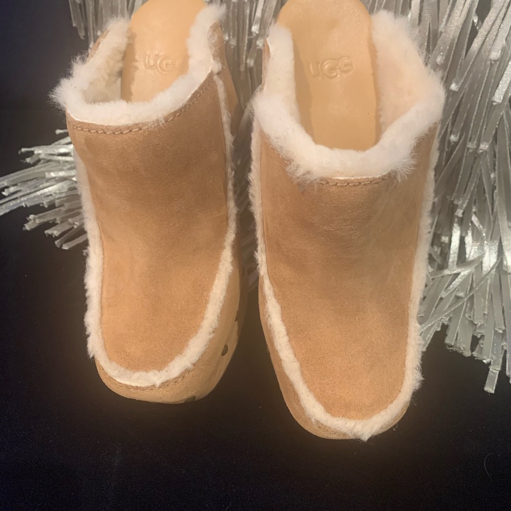 UGG Heeled Clog size 7  NEW IN BOX
